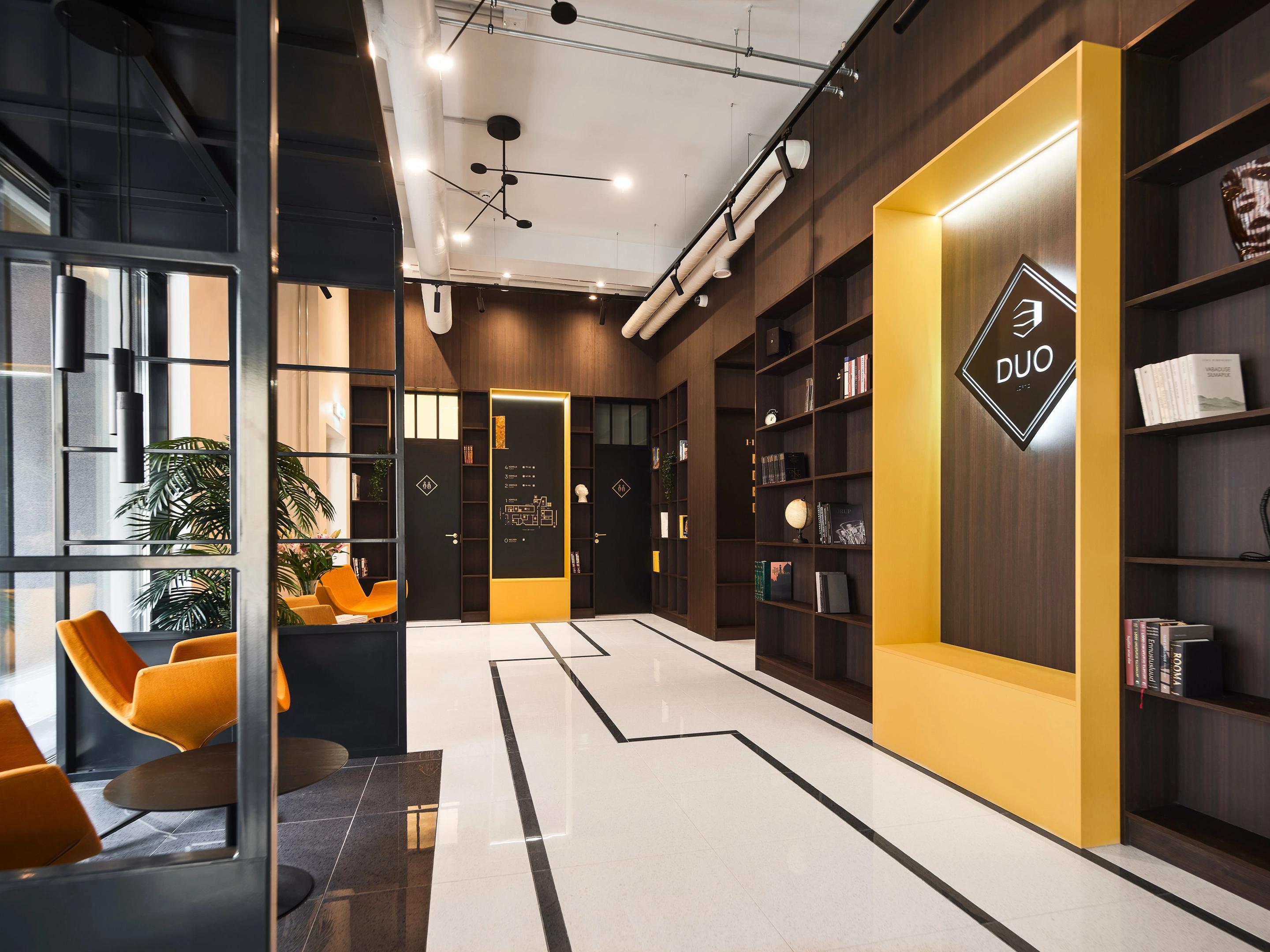 Duo Loftid elegantne kuldsetes, kollastes ja mustades toonides fuajee.